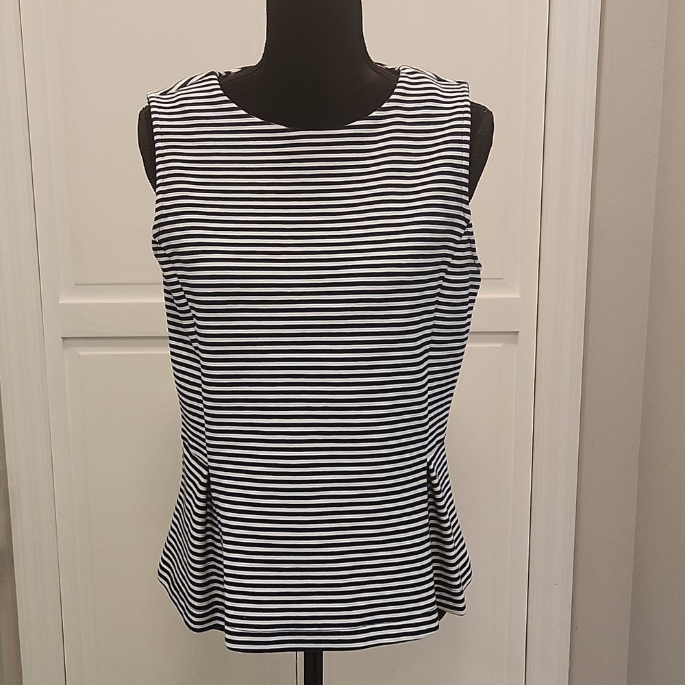 Ladie's sleeveless top